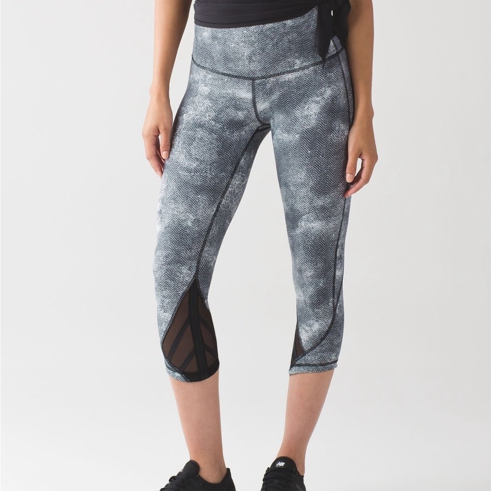 Lululemon Essential Rhythm Crop Full Luxtreme Legging White Black Mesh Size 10